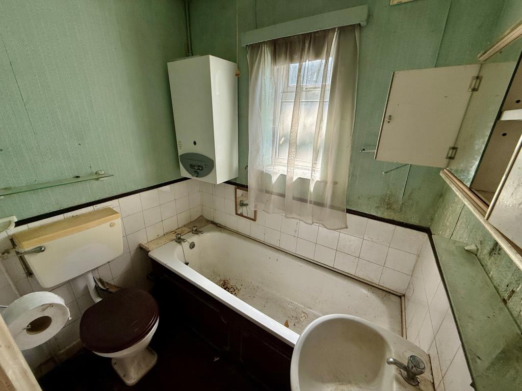 Lot: 50 - MID-TERRACE HOUSE FOR IMPROVEMENT - Bathroom with W.C.